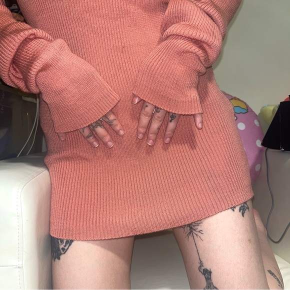 Dusty pink ribbed knit sweater dress with cool zipper details - Picture 4 of 10